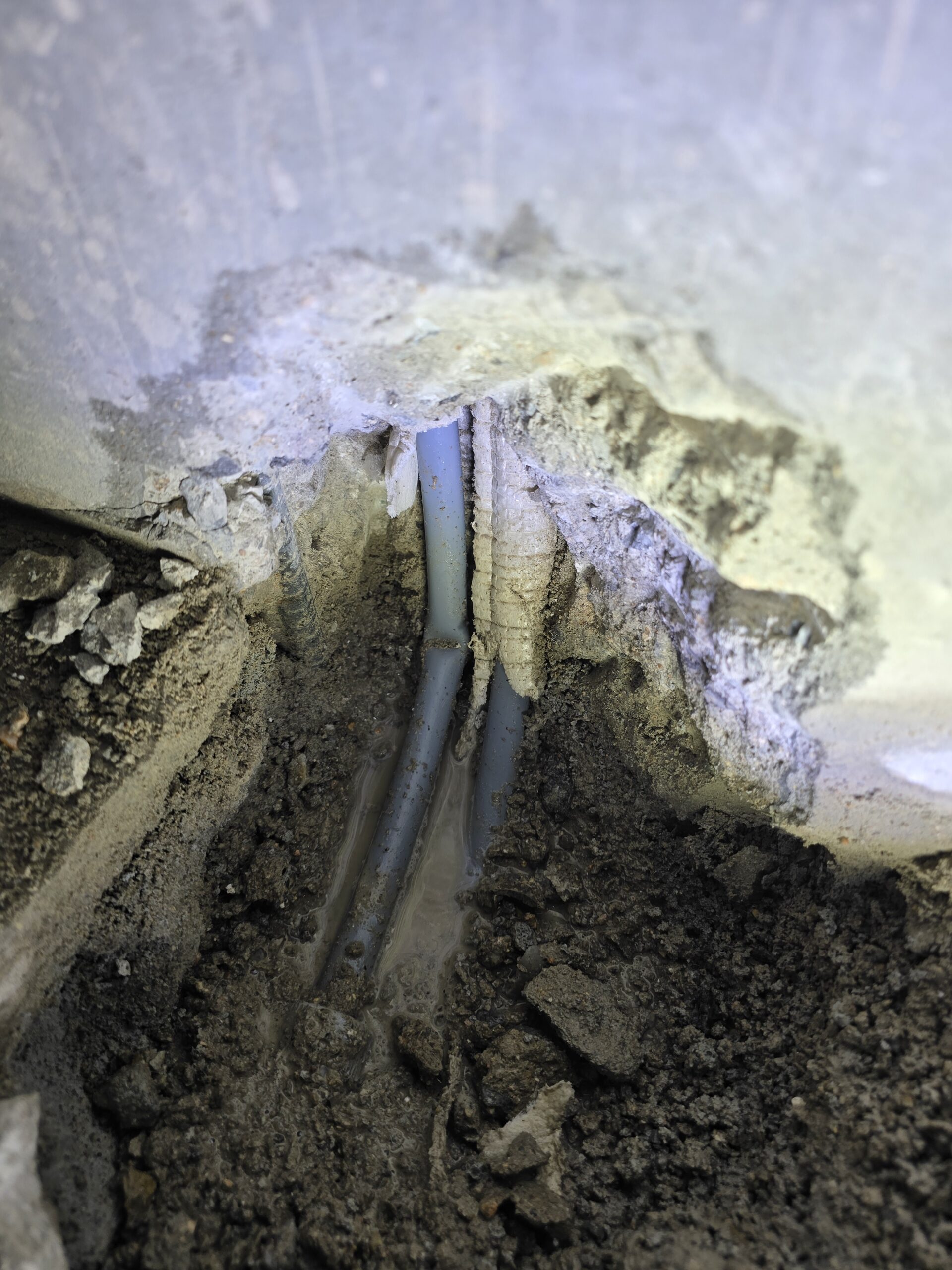 수원누수탐지 천장에서 물이 뚝뚝? 원인 모를 누수, 이렇게 찾아냅니다.